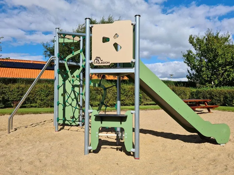 Basic Spielanlage Benja mit Rutsche auf dem Spielplatz Basic Spielanlage Benja mit Rutsche auf dem Spielplatz